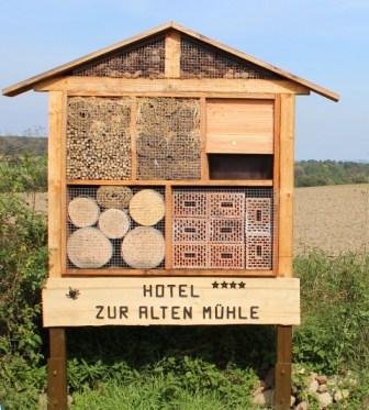 Ernst-Wilhelm Heinemeyer, Michael Rother, Frank Bode, Mathias Bntgen und Ralf Warnecke errichteten am 1. Junli 2014 den Rohbau des groen Insektenhotels am Schierksmhlenweg