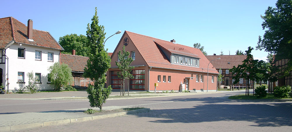 Der zentral gelegene Marktplatz mit Dorfgemeinschaftshaus (Mitte)