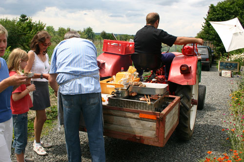 Der fahrbare Grill von Klaus und Mike Meinert auf seiner Runde durch Beuchte