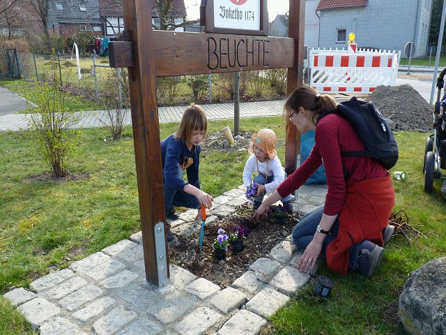 Blumen pflanzen - Dorf verschnern