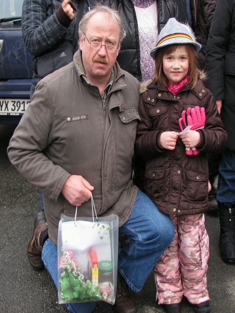 Die "Braunkohlknige" Chayenne Rother und ihr Opa Klaus Meinert freuen sich ber den Sieg und das Psent
