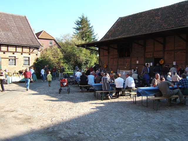 Stimmungsvolles Erntefest des BBV 2007 auf dem Hof von Joachim Dietrich