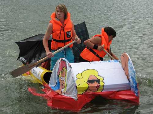 Janosch Kimpel und Maxi Crasser im Floss des BBV bei der Regatta 2007 auf dem Schladener Badeteich