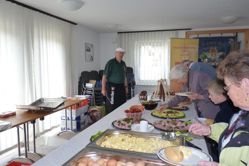 Klaus Meinert prsentierte den zahlreichen Gsten ein vorzgliches Frhstcksbuffet, welches keine Wnsche offen lie.