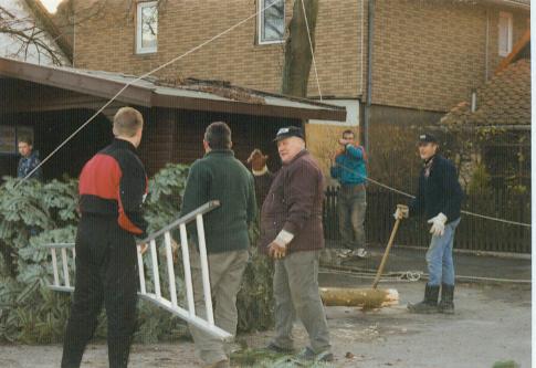 Aufstellen des Weihnachtsbaumes 1999